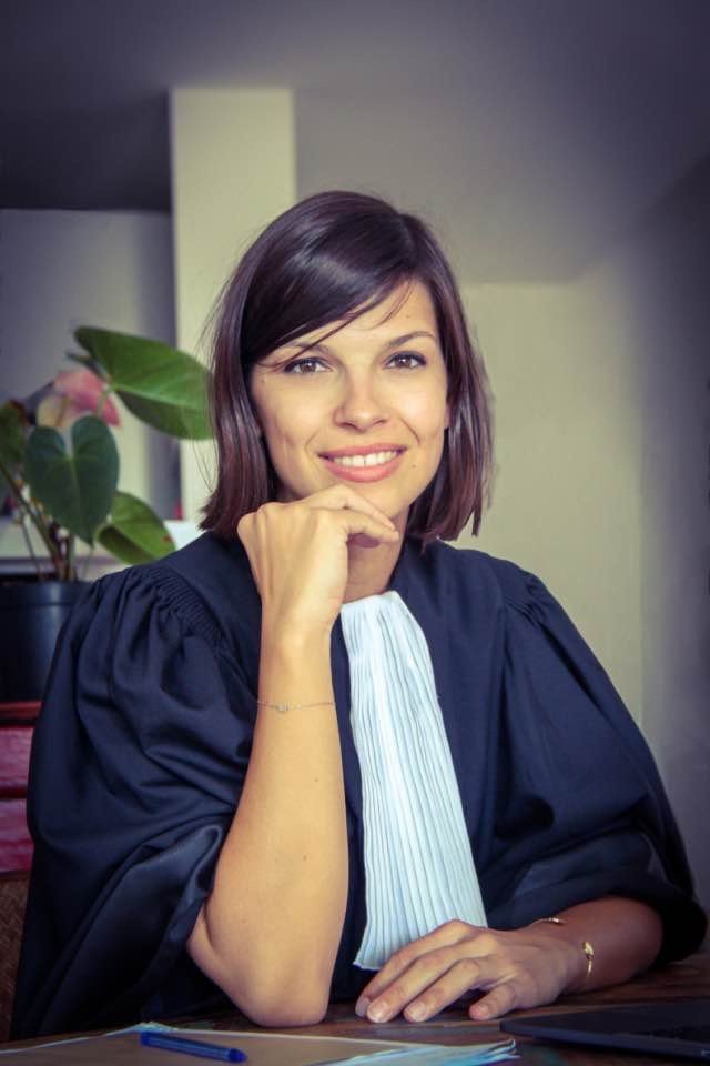 Maître Céline Cabaud en robe d'avocate